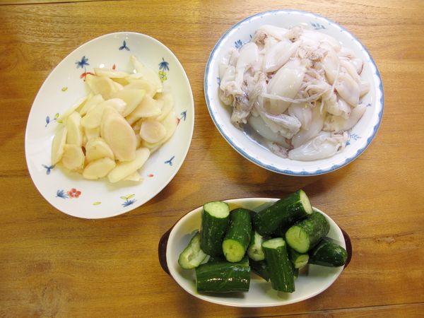 1.嫩薑切片; 小黃瓜切段, 用菜刀拍裂手(不拍碎); 加鹽抓醃 2.倒掉釋出的水份
