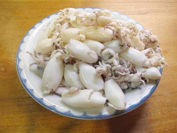 1.脆卷去除硬骨洗淨 2.煮一鍋水, 水的量多些, 水滾後關火, 倒入脆卷, 利用餘溫將脆卷泡至由透轉白 3.撈出泡冷水冰鎮降溫