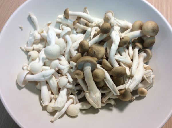 雪白菇與鴻禧菇除去外包裝，底部清乾淨後把菇菇分散開來，蒜頭切末，青花菜去梗，火腿片用模具切兩個圓形及數朵花和一個小三角形，起司片切兩個比火腿小的圓形，再切出一個上弦月形狀，海苔剪兩個小圓形和6個v形備用