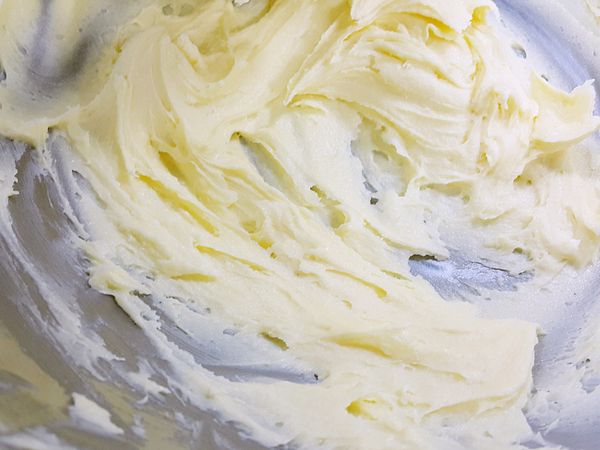 軟化奶油與細砂拌勻