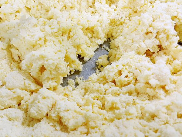 將奶粉，鹽巴倒入步驟一攪拌均勻