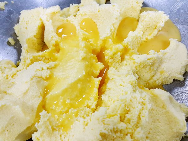 將蛋液均勻拌入步驟2