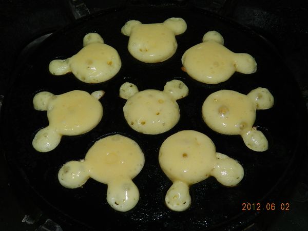 把麵糊擠入模中~會有"滋"的聲音~不用擠滿~約八分滿就可以了~耳朵也要擠一點點~麵糊會靠烤盤的餘溫加熱~麵糊會慢慢膨漲~表面也會有大泡泡~這時就可以翻面囉~(如果感覺溫度不夠~可以開火十秒)