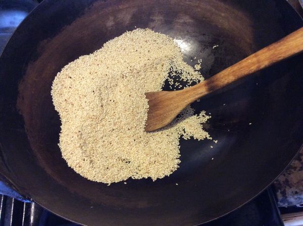 南瓜子以350°F烤10-12分鐘。白芝麻炒香。