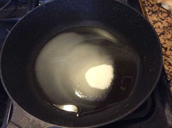 水麥芽、糖、鹽、水，用不沾鍋中小火煮，不可攪拌。