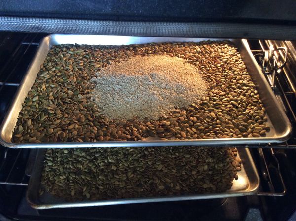 烤箱的溫度降到200°F，炒香的芝麻和烤好的南瓜子在烤箱中保溫。