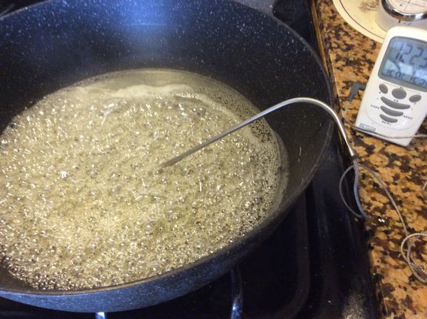 麥芽糖水熬煮至125°C(257°F)熄火。