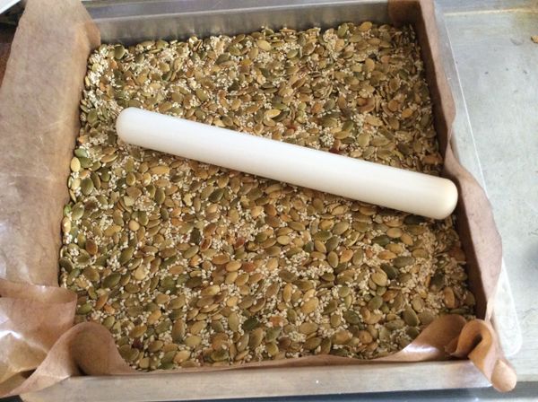 倒入舖不沾布的烤盤，用擀麵棍擀平表面。