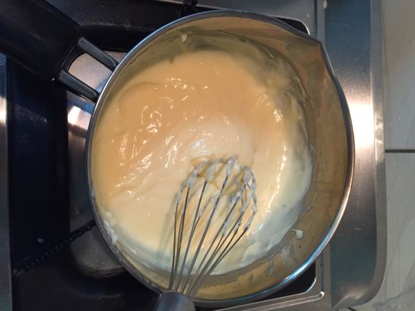 卡士達醬：
B材料：牛奶跟蛋黃拌勻，加入過篩粉類拌勻備用
將A材料加熱至糖溶化就好，B倒入A（注意A不要太熱不然可能會變蛋花）
邊加熱邊用打蛋器攪拌，加熱至覺得有稠感，即可關火攪拌，同時加入奶油攪至融化即完成，蓋蓋子放涼備用