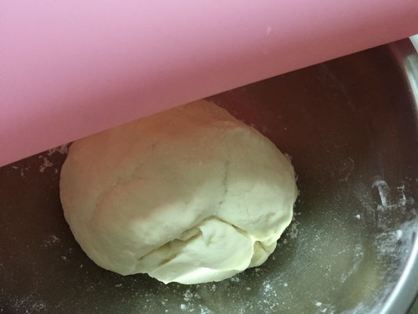 麵包機中依序加入牛奶、麵粉、糖，一角放鹽巴，鹽巴對角將麵粉挖洞加酵母後再將麵粉覆蓋上去，麵團模式
（包含攪拌及一次發酵，就是在第二次發酵前取出的意思）
取出麵團拍出空氣後，放入容器加蓋鬆弛10分鐘