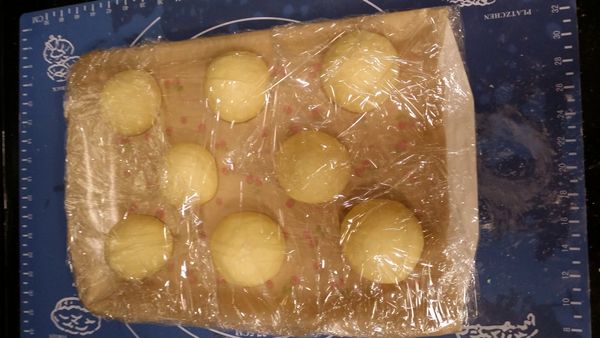 把麵包材料放入麵包機，按發酵mode。發酵完成後，取出麵團，分8份搓圓，包上保鮮膜，放入雪箱，進行第二次發酵12至24小時。