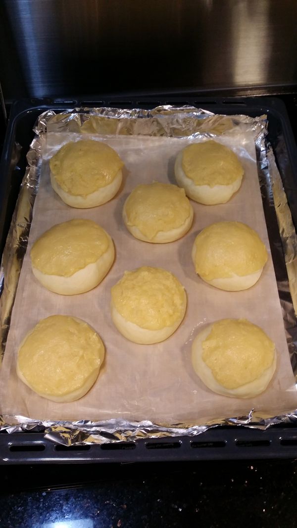 取出麵團回溫。
把菠蘿包皮材料用膠刮搓成粉團，放入雪箱15至30分鐘。
取出粉團，分成8份，壓平，放上麵團上