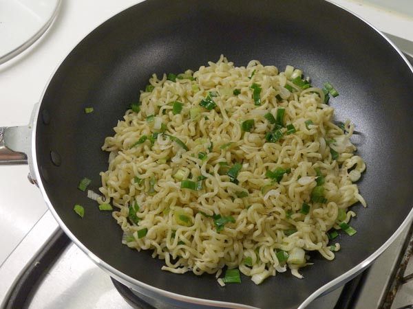 熱鍋少油(不沾鍋可免油) ，放入拌好的麵條