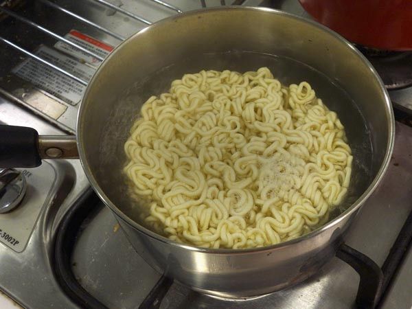 水滾下麵條煮 2分鐘 
 ♥ 比包裝建議烹煮時間減1分鐘。