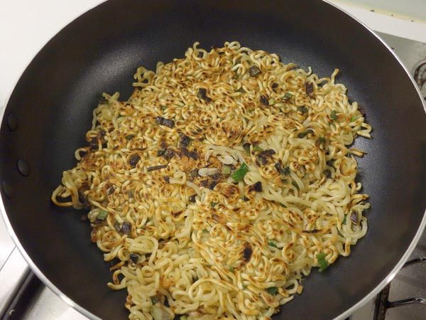 壓上湯鍋(作法5)，2分鐘煎脆另一面