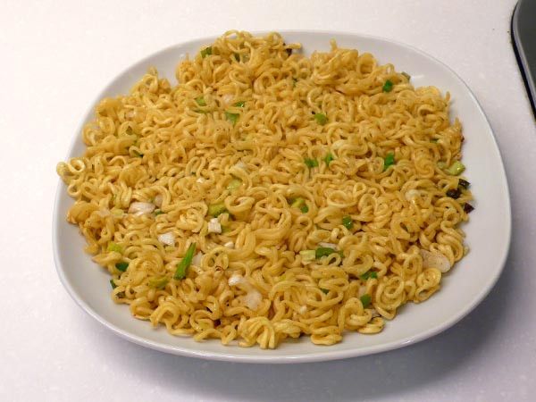 水平滑出烙好一面之麵餅；炒鍋蓋於盤上倒扣回鍋中  
♥ 壓的夠緊實，可直接翻面。