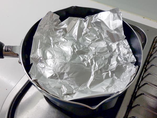 撕一張鋁箔紙(或烘焙紙)放上