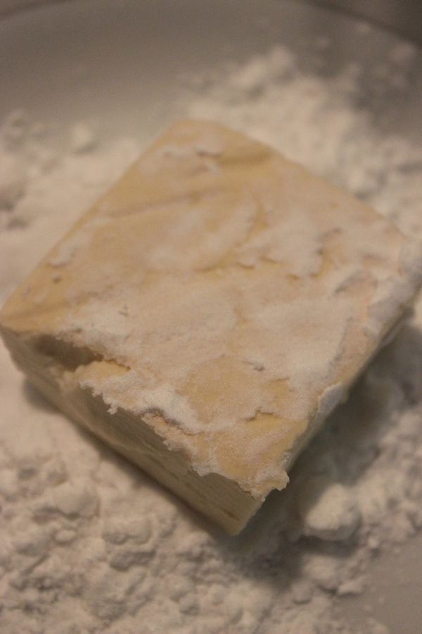 豆腐擦乾,沾上日式太白粉