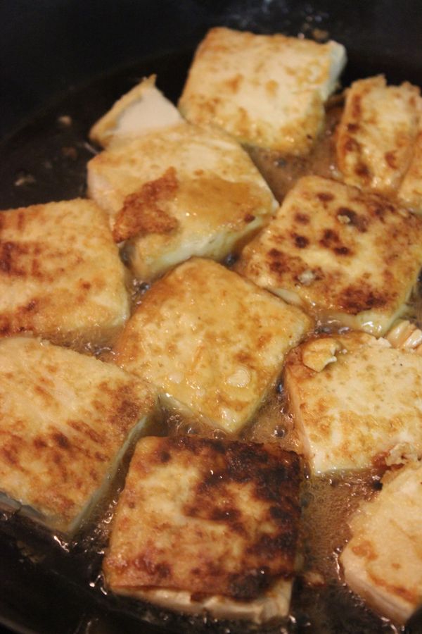 下油鍋煎至表面酥脆~這步驟要仔細~細心確實做好!!之後下調好的醬汁同煮至豆腐入味醬汁稍收~過程中要記得翻面讓豆腐兩面入味!!