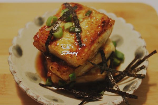 完成~上桌!上桌時可淋上鍋中醬汁~撒上蔥花與海苔絲