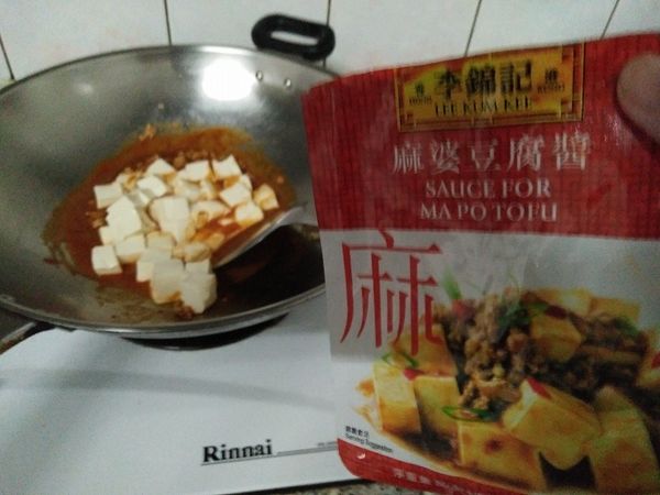 放豆腐煮滾拌勻