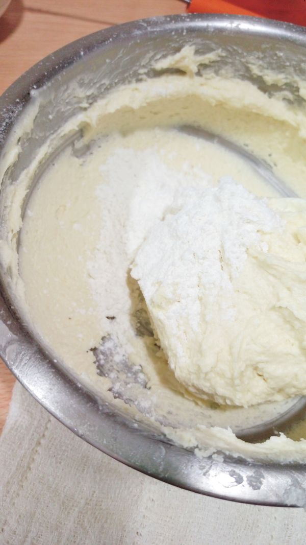 (1).奶油融化成室溫，要至用手捏可柔軟狀態
   (前一天由冷凍改放到冷藏，提前2小時至冰箱拿出退冰)

(2).將奶油放入容器中，用打蛋器攪拌成乳霜狀

(3).分次加入代糖(若用砂糖可用80克)，均勻攪拌至軟綿狀態