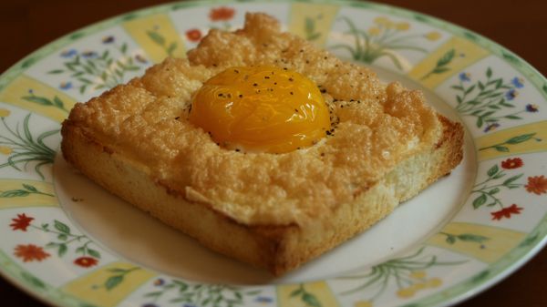 進180度烤箱將蛋白烤到表面有點微黃色取出（大約5分鐘），將蛋黃至於蛋白上，再進烤箱烤約2-3分鐘至蛋黃表面有點凝結即可，切開蛋黃讓汁液流出沾著麵包吃很過癮