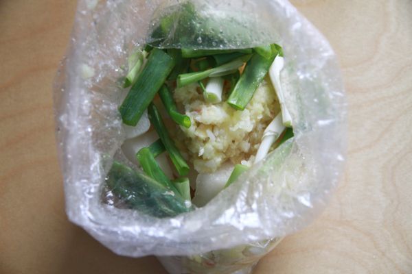 將蒜頭、薑、蘋果、洋蔥、白飯、魚露、糖放入調理機將材料打成細末狀。