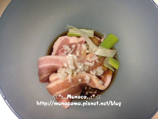 五花肉:286g(3小條)
蒜片:適量
沾醬:適量
生菜:適量
醃料:
胡椒粉:1/8小匙
糖:1大匙
香油:0.5大匙
酒:1大匙(15g)
醬油:1.5大匙
蒜末:5g(1顆)
蔥:10g
洋蔥末:10g
，將五花肉入醃料裡醃個20分鐘。