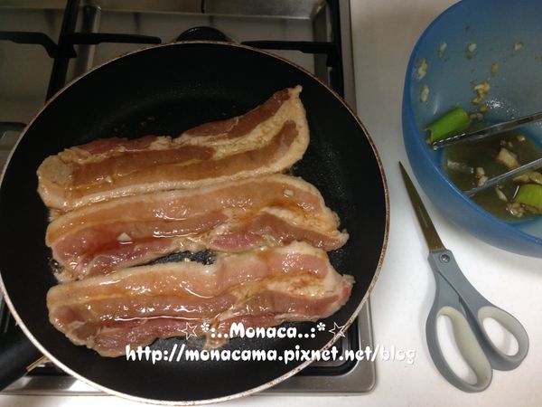 接著中火乾鍋熱鍋放入肉條烤熟後移出用剪刀剪成片狀，單吃或沾醬配其他佐料、生菜一起食用都很美味。