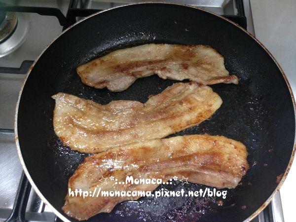 開中火很容易燒焦要隨時注意，烤的時候要準備夾子跟剪刀。

用一般鍋子烤比較容易積湯汁烤出來的會不夠焦脆，所以烤的過程中我會將鍋裡的湯汁跟浮沫在翻面烤時順便倒掉，這樣烤出來的烤肉就會很好吃。