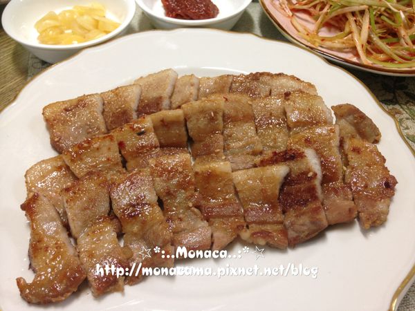 小叮嚀:
1.佐料的蔥絲調味料店家也有用韓國辣椒醬加糖醋或者醋醬油調味的，視個人喜好自由變化，我的調味是揣摩白宗元本家的調味，憑記憶調到類似不見得一樣，這蔥絲份量約可佐600g的烤肉。
2.蒜片、쌈장(包飯醬/包醬/烤肉沾醬)和生菜是韓式烤肉必備品，生菜跟佐料都很隨意，每家烤肉店的配備都不大一樣。