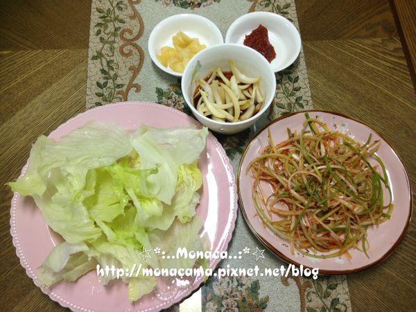 佐料:
蔥絲:70g
糖:1小匙(5g)
芝麻:1小匙
韓式辣椒粉:1小匙
味香/味淋:1小匙
醋:1小匙
醬油:1小匙
，醃製的時候準備其他佐料、生菜、蒜片跟沾醬，若怕蔥絲辛辣可先泡過水，將蔥絲跟調味料拌勻即可。