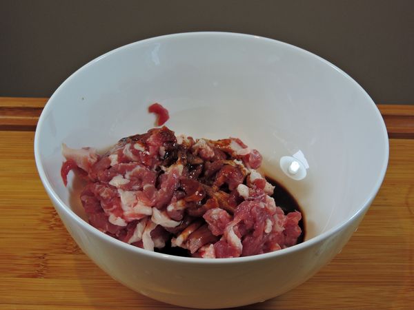 將黑豆紅麴露/糖/鹽/香油與肉醃漬10分鐘