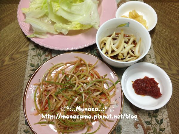 佐料:
蔥絲:70g
糖:1小匙(5g)
芝麻:1小匙
韓式辣椒粉:1小匙
味香/味淋:1小匙
醋:1小匙
醬油:1小匙
，醃製的時候準備其他佐料、生菜、蒜片跟沾醬，若怕蔥絲辛辣可先泡過水，將蔥絲跟調味料拌勻即可。