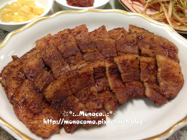 小叮嚀:
1.佐料的蔥絲調味料店家也有用韓國辣椒醬加糖醋或者醋醬油調味的，視個人喜好自由變化，我的調味是揣摩白宗元本家的調味，憑記憶調到類似不見得一樣。
2.蒜片、쌈장(包飯醬/包醬/烤肉沾醬)和生菜是韓式烤肉，生菜跟佐料都很隨意，每家烤肉店的配備都不大一樣。