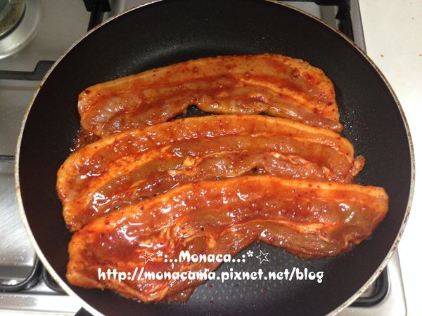 接著中火乾鍋熱鍋放入肉條烤熟後移出用剪刀剪成片狀，單吃或沾醬配其他佐料、生菜一起食用都很美味。