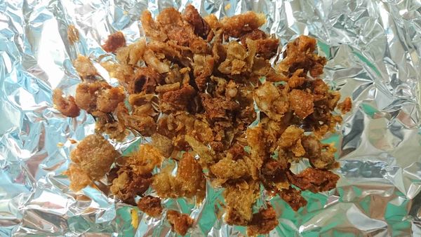 烤雞皮：將雞皮碎放入烤箱烤酥（蘋果姊姊用不能設定溫度的陽春小烤箱，約烤2分鐘）。