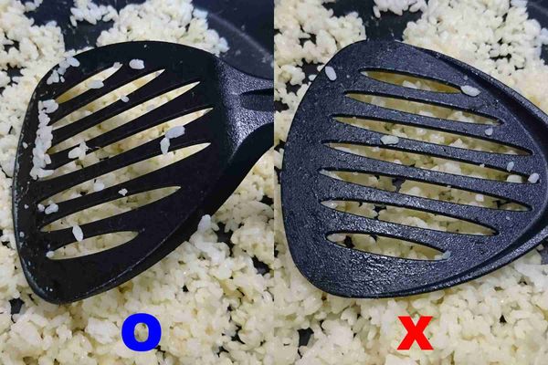 加飯：將「步驟1的飯」加進來，用鍋鏟稍微拌炒一下，蓋上鍋蓋。待米粒的水份收乾時，打開鍋蓋，用鍋鏟將飯撥鬆（鏟面與鍋面呈約45度角，不要平行重壓）。