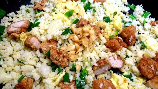 加蒜頭：待葱綠變軟時，放入蒜頭，拌炒一下。