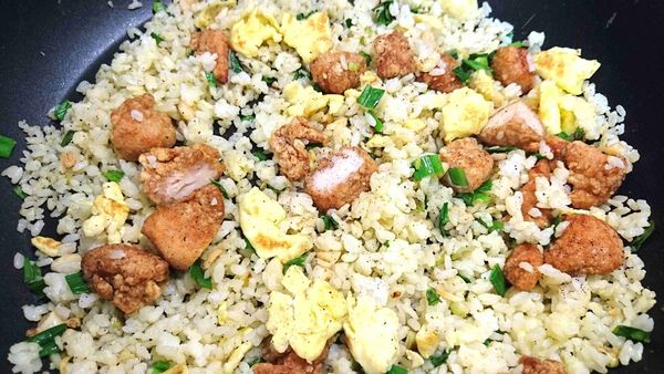 灑上黑胡椒、白胡椒和鹽，拌炒一下，即可起鍋。