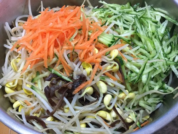 黑木耳泡水後與黃豆芽（挑出不良品後）一起川燙取出放涼備用。
加入材料A（紅蘿蔔絲／小黃瓜絲）拌勻