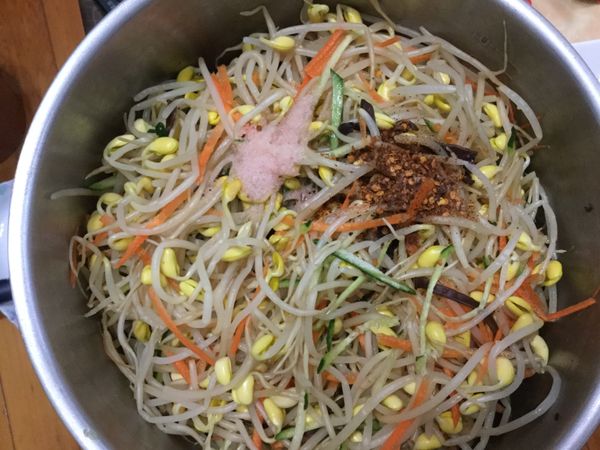 加入材料B（香油除外）拌勻後試試口味鹹淡