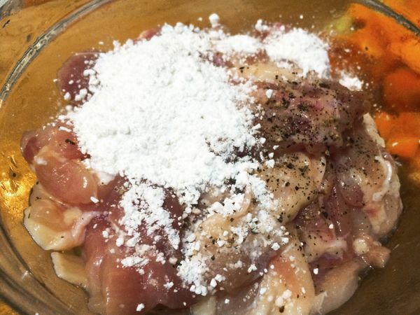 雞腿肉用（1小匙鹽，1小匙黑胡椒，1匙地瓜粉）這部份調味料跟地瓜粉沒寫在食材那邊是外加的喔，醃製抓勻，靜置10分鐘