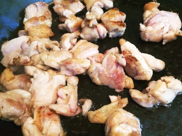 熱鍋後轉小火，下雞腿肉，把皮面朝下煎，雞肉煎到金黃上色