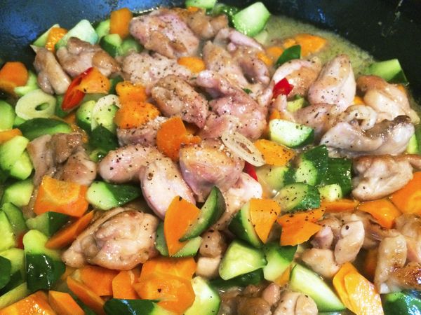 加入米酒，調味料（鹽，黑胡椒，鰹魚粉），50cc清水。