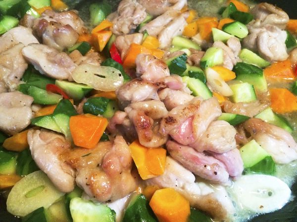 拌炒到醬汁收稠，因為雞腿肉有裹上地瓜粉，所以醬汁就會像勾芡那樣讓食材外都可以沾覆味道