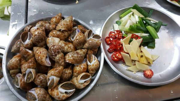 鳳螺外殼先洗淨, 薑切片狀, 蔥切段, 辣椒切珠狀備用