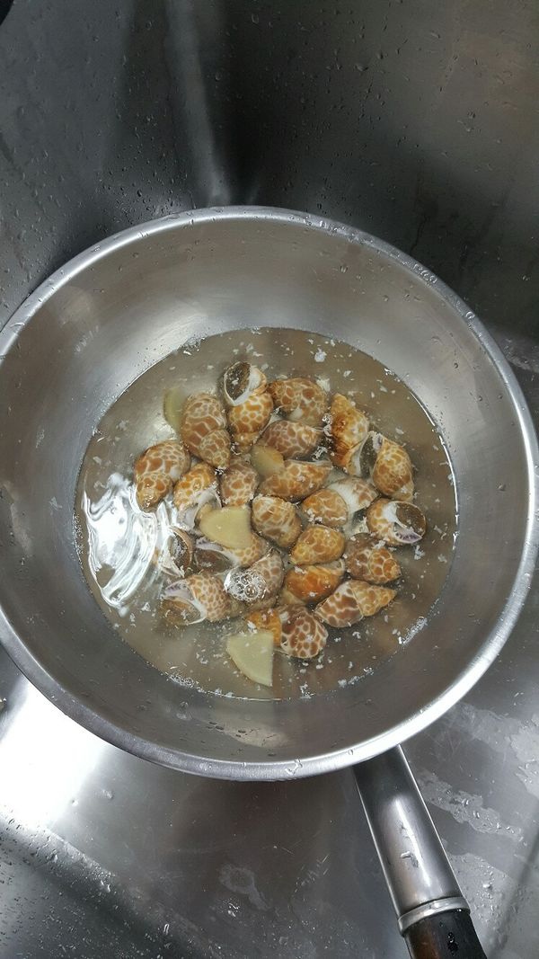 5分鐘後撈起用冷水在洗淨備用