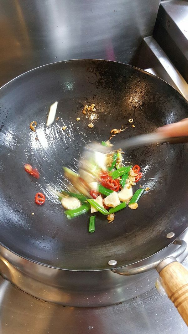 起油鍋先爆辛香料,